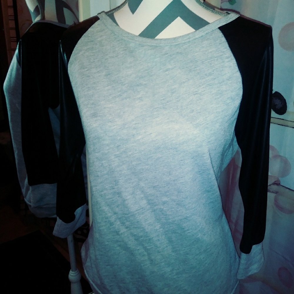 Stylish scoopneck sweat shirt